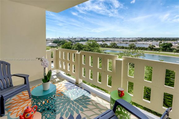 4330 Hillcrest Dr # 807, Hollywood FL 33021