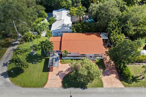 700 NE 118th St, Biscayne Park FL 33161