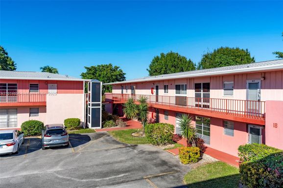 18 Golfs Edge # D, West Palm Beach FL 33417