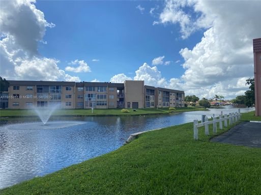 9581 Sunrise Lakes Blvd # 202, Sunrise FL 33322