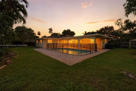 7240 NW 7th St, Plantation FL 33317