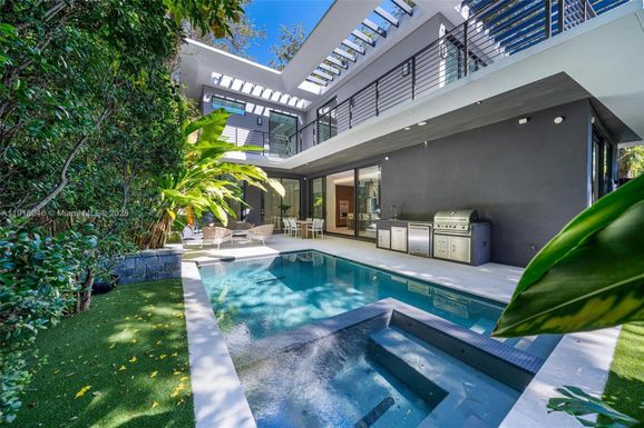 3670 Avocado Ave, Miami FL 33133