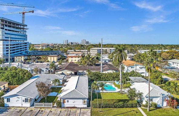 703 NE 7th St, Hallandale Beach FL 33009