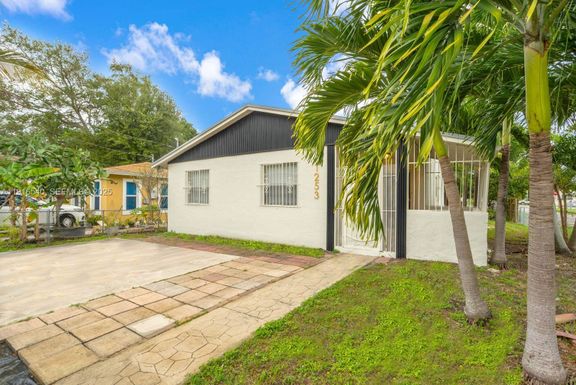 1253 NW 44th St # 0, Miami FL 33142