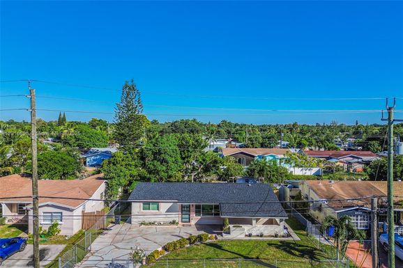 6431 SW 19th St, North Lauderdale FL 33068