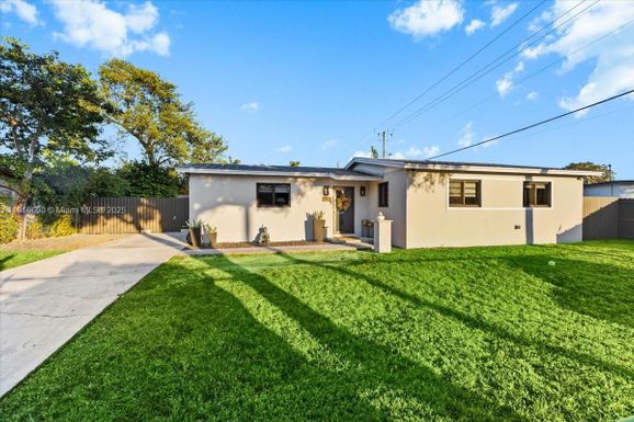 17121 NW 82nd Ave, Hialeah FL 33015