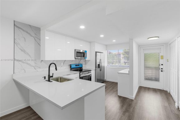 3591 Inverrary Dr # 203, Lauderhill FL 33319