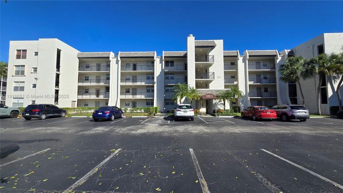 9230 Lagoon Pl # 310, Davie FL 33324