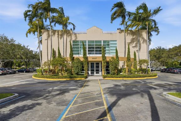8527 Pines Blvd, Pembroke Pines FL 33024