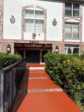 3650 Inverrary Dr # 1N, Lauderhill FL 33319