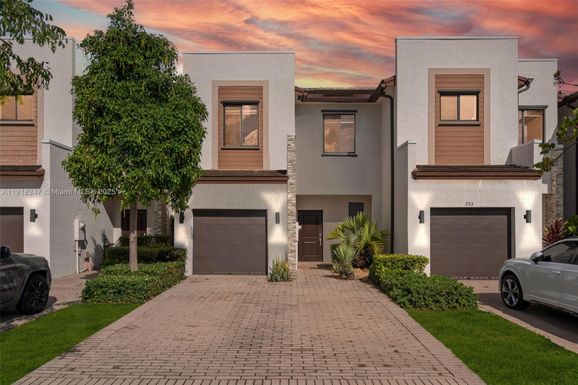 245 NE 210th St, Miami FL 33179