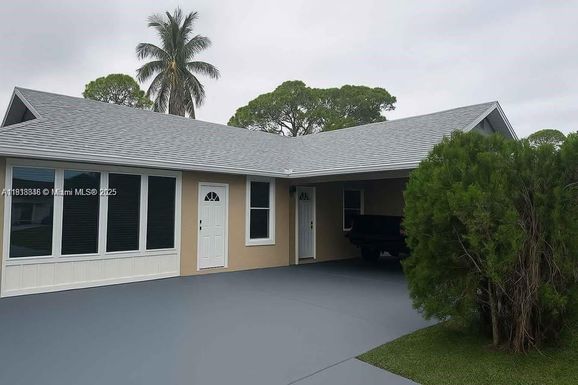 2425 Mohawk Ave, Fort Pierce FL 34946