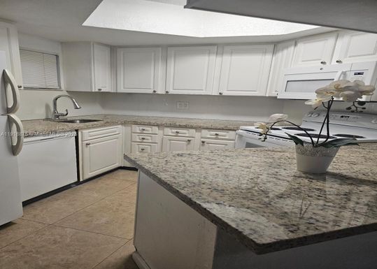 8245 Lake Dr # 304, Doral FL 33166