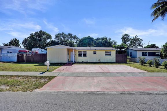 1300 NE 215th St, Miami FL 33179