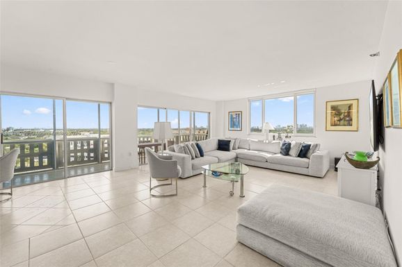 4001 Hillcrest Dr # 1017, Hollywood FL 33021