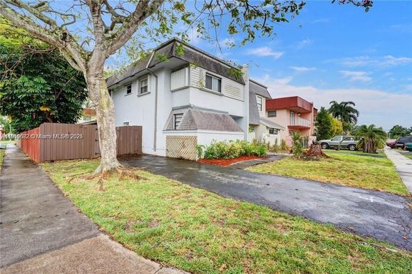 8002 SW 5th St, North Lauderdale FL 33068