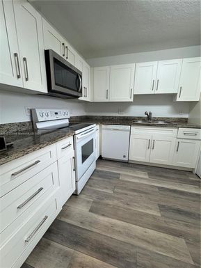 307 Lakeview Dr # 202, Weston FL 33326