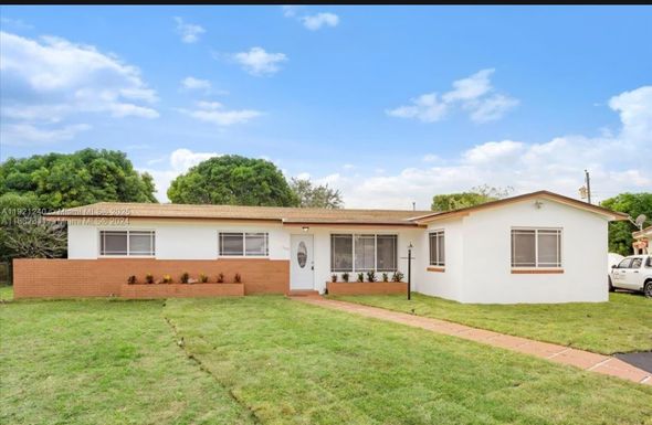 7160 SW 5th Ct, Pembroke Pines FL 33023