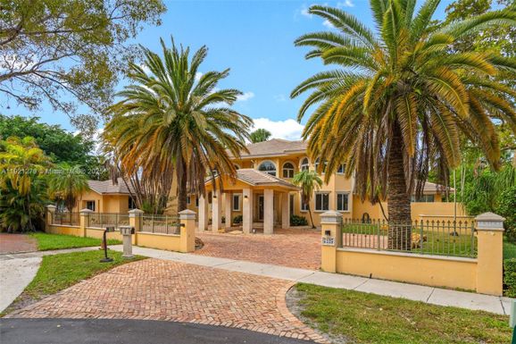 7225 Gleneagle Dr, Miami Lakes FL 33014