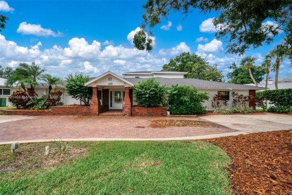 2551 Lakeview Drive, Sebring FL 33870