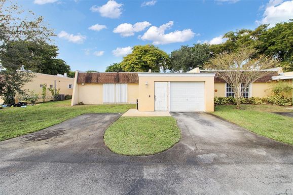 7332 Bay Hill Dr, Hialeah FL 33015