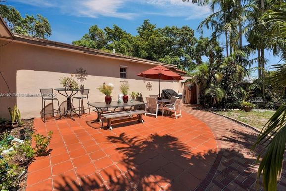 23 SW 8th St, Hallandale Beach FL 33009