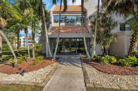 230 Lakeview Dr # 206, Weston FL 33326