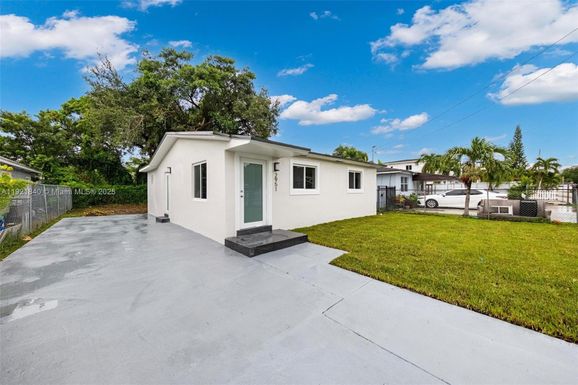 2951 NW 47th St, Miami FL 33142