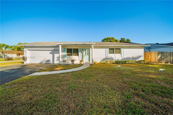 7831 NW 46th Ct, Lauderhill FL 33351