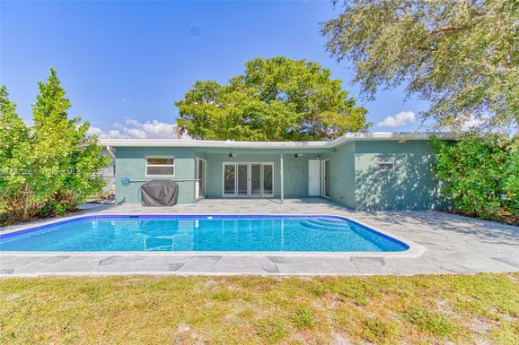 6510 NW 21st St, Sunrise FL 33313