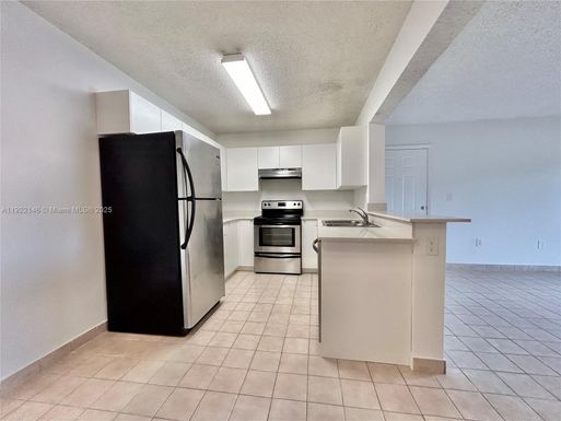 301 Palm Way # 104, Pembroke Pines FL 33025