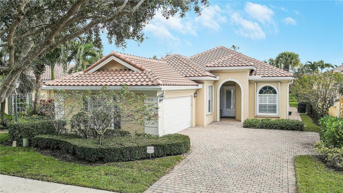 5119 Magnolia Bay Cir, Palm Beach Gardens FL 33418