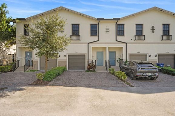 757 SW 11th St, Florida City FL 33034