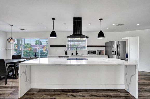 2106 NE 16th Ave, Wilton Manors FL 33305