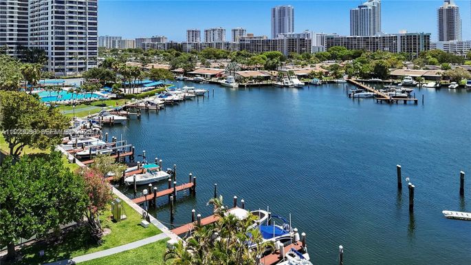 2500 Parkview Dr # 1214, Hallandale Beach FL 33009