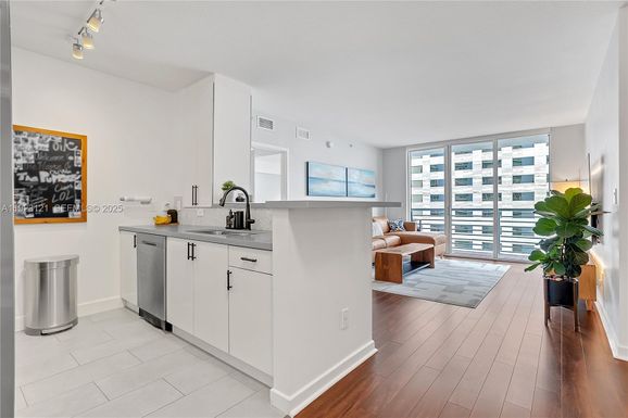 335 S Biscayne Blvd # 3008, Miami FL 33131