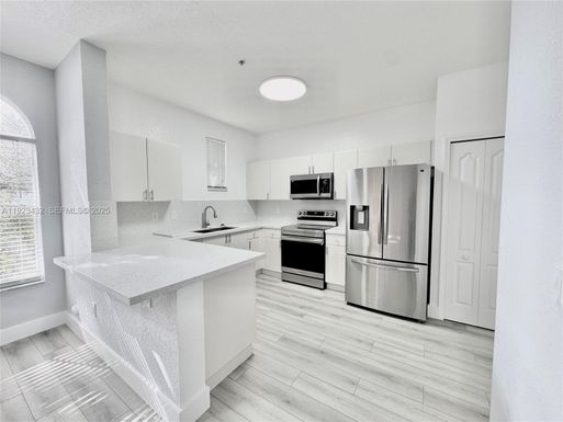 120 Jacaranda Country Club Dr # 101, Plantation FL 33324