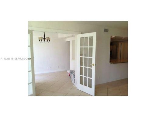 800 Parkview Dr # 124, Hallandale Beach FL 33009