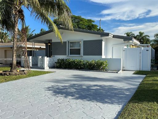 28 SE 4th St, Dania Beach FL 33004