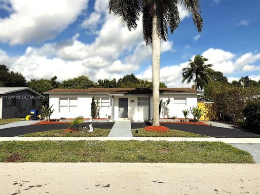 4411 NW 34th St, Lauderdale Lakes FL 33319