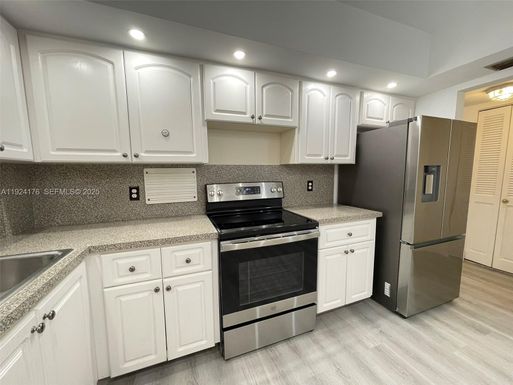 3800 N Hills Dr # 308, Hollywood FL 33021