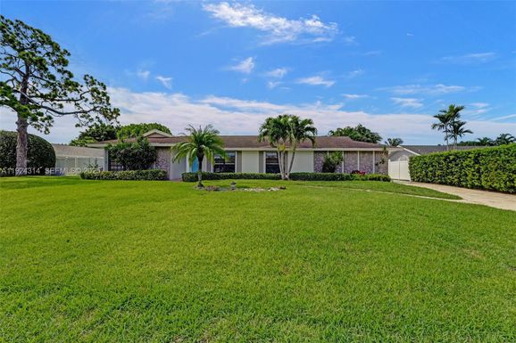 4104 Larch Ave, Palm Beach Gardens FL 33418