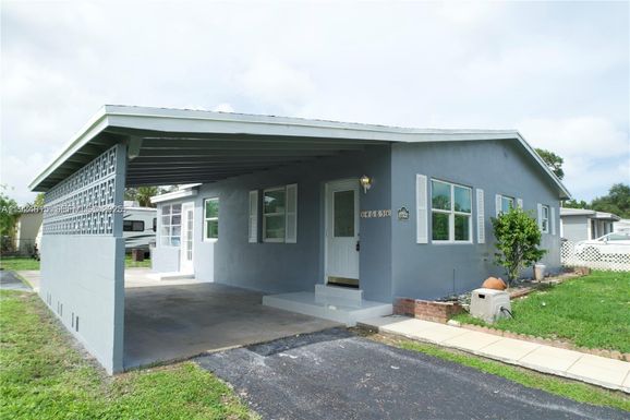 4685 SW 33rd Dr, West Park FL 33023