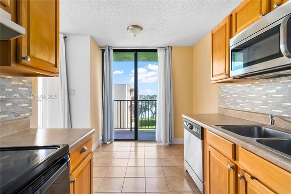 3550 Blue Lake Dr # 502, Pompano Beach FL 33064