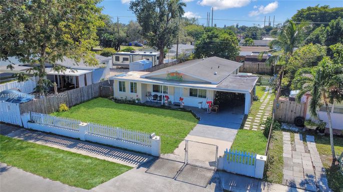 6810 Farragut St, Hollywood FL 33024