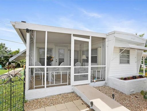 8616 SW 16th Pl, Davie FL 33324