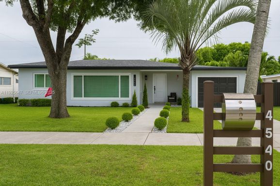 9540 Martinique Dr, Cutler Bay FL 33189