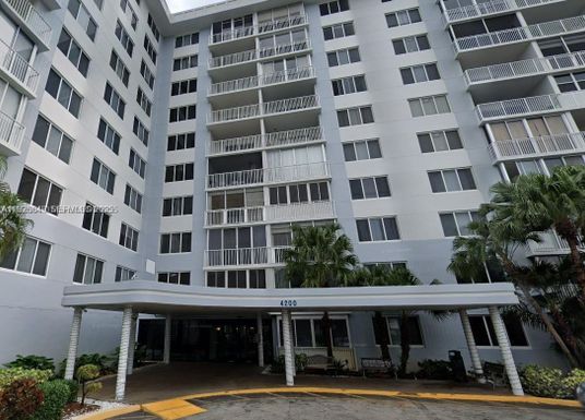 4200 Hillcrest Dr # 206, Hollywood FL 33021