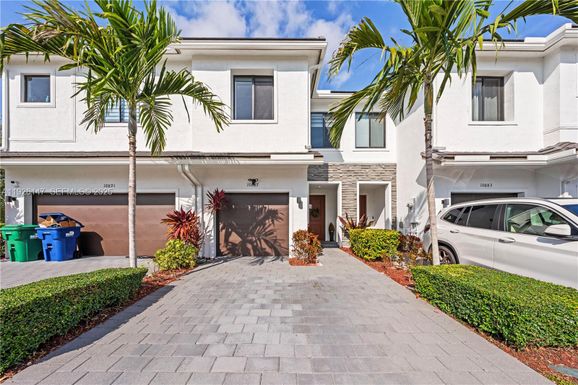 10887 SW 232nd Ter, Homestead FL 33032