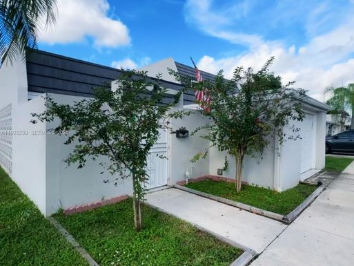 19066 Bobolink Dr, Hialeah FL 33015